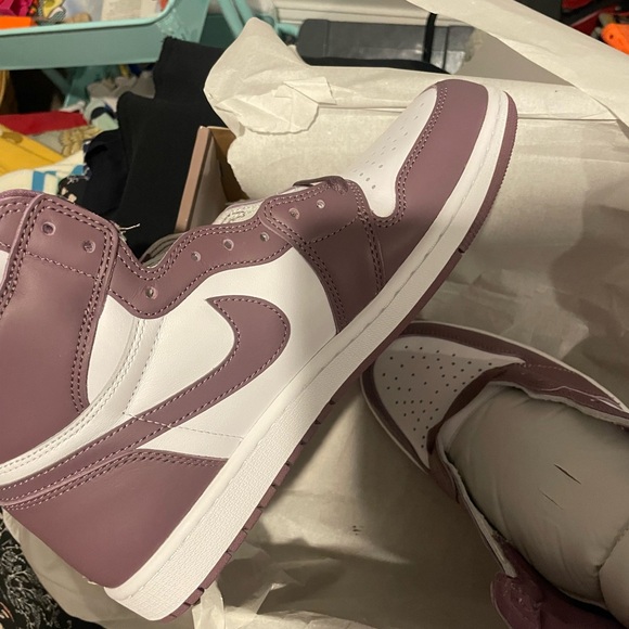 Nike Air Jordan 1 Retro High OG in Mauve and White